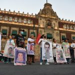Padres de los 43 de Ayotzinapa instalan plantón permanente en el zócalo