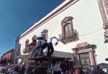 De acuerdo con los reportes, la caída se produjo cuando la patrulla pasó por un tope instalado para proteger cables de una televisora estatal