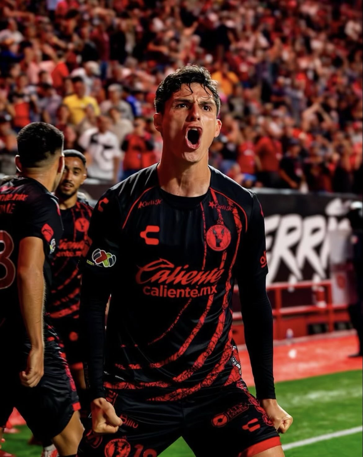 Mejía, formado en las fuerzas básicas de Tijuana y con experiencia también en Dorados de Sinaloa, se desempeña principalmente como lateral derecho