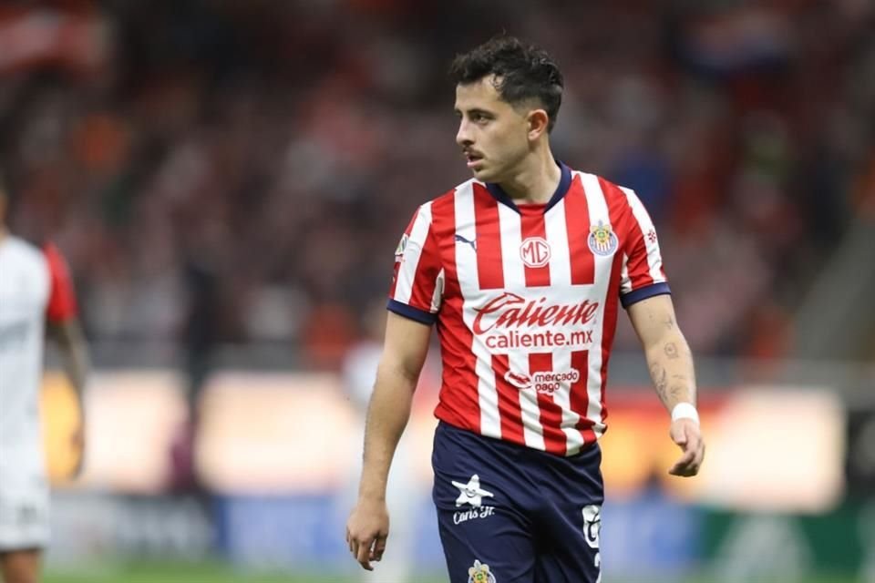 Mozo, quien llegó al Guadalajara como una de las apuestas más sólidas en la lateral derecha, se convirtió rápidamente en un jugador recurrente y con liderazgo dentro del plantel.