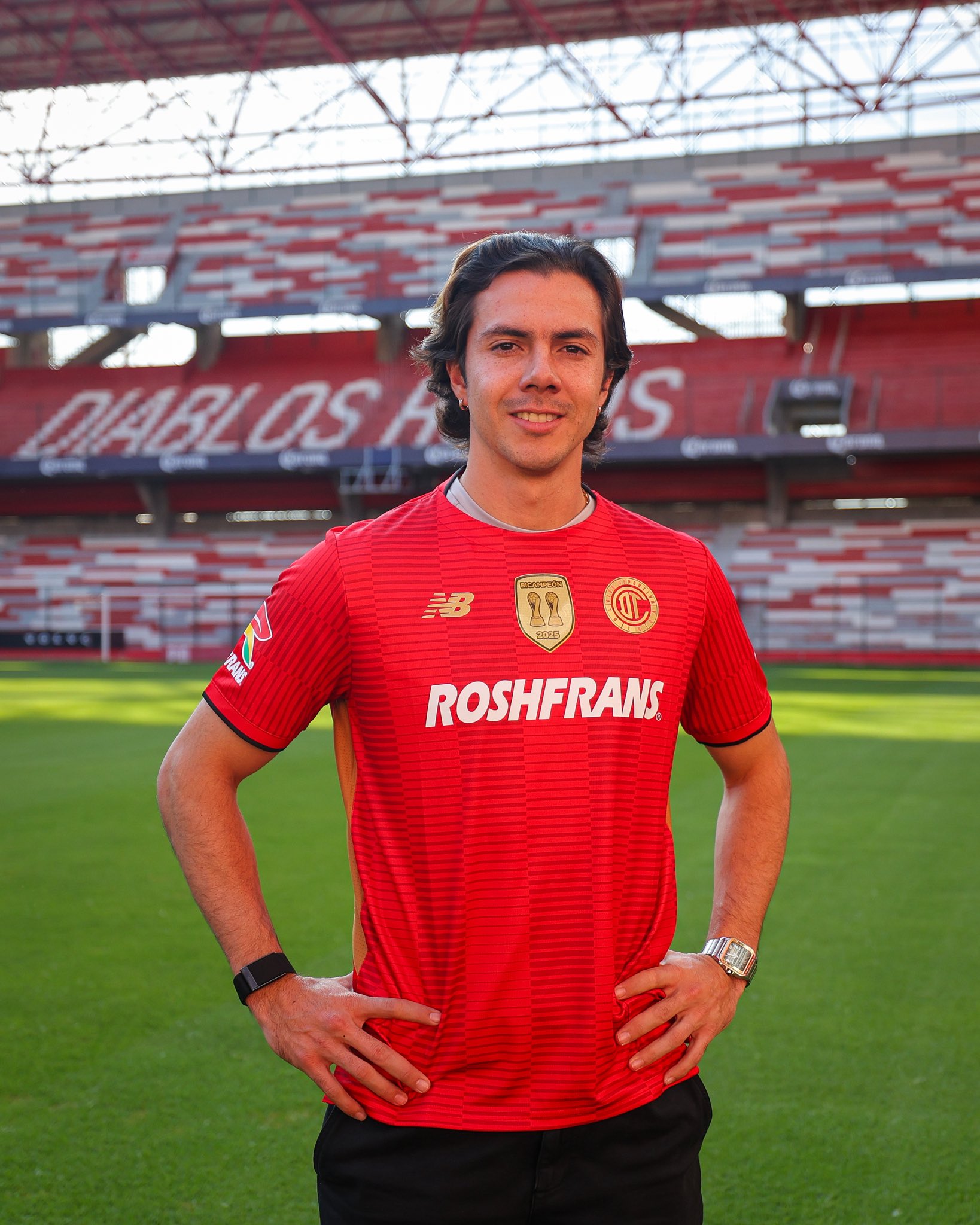 El mediocampista mexicano llega al conjunto escarlata con el objetivo de fortalecer una plantilla que ya hizo historia al conquistar dos títulos consecutivos