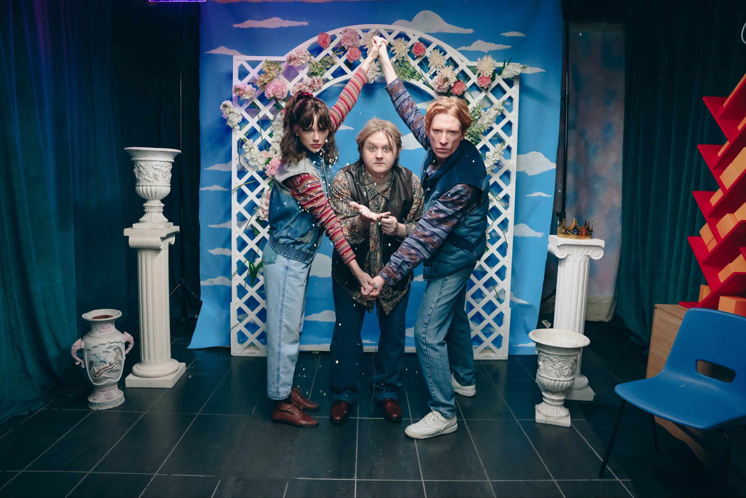 La decisión generó reacción inmediata porque constituye un cambio importante en la manera tradicional en que se estrenan videoclips.