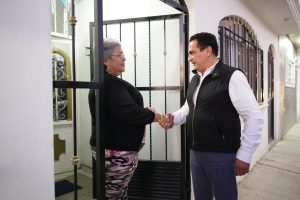 Toño Ochoa escucha a vecinos de Jardines de Cancún y resuelve en caliente