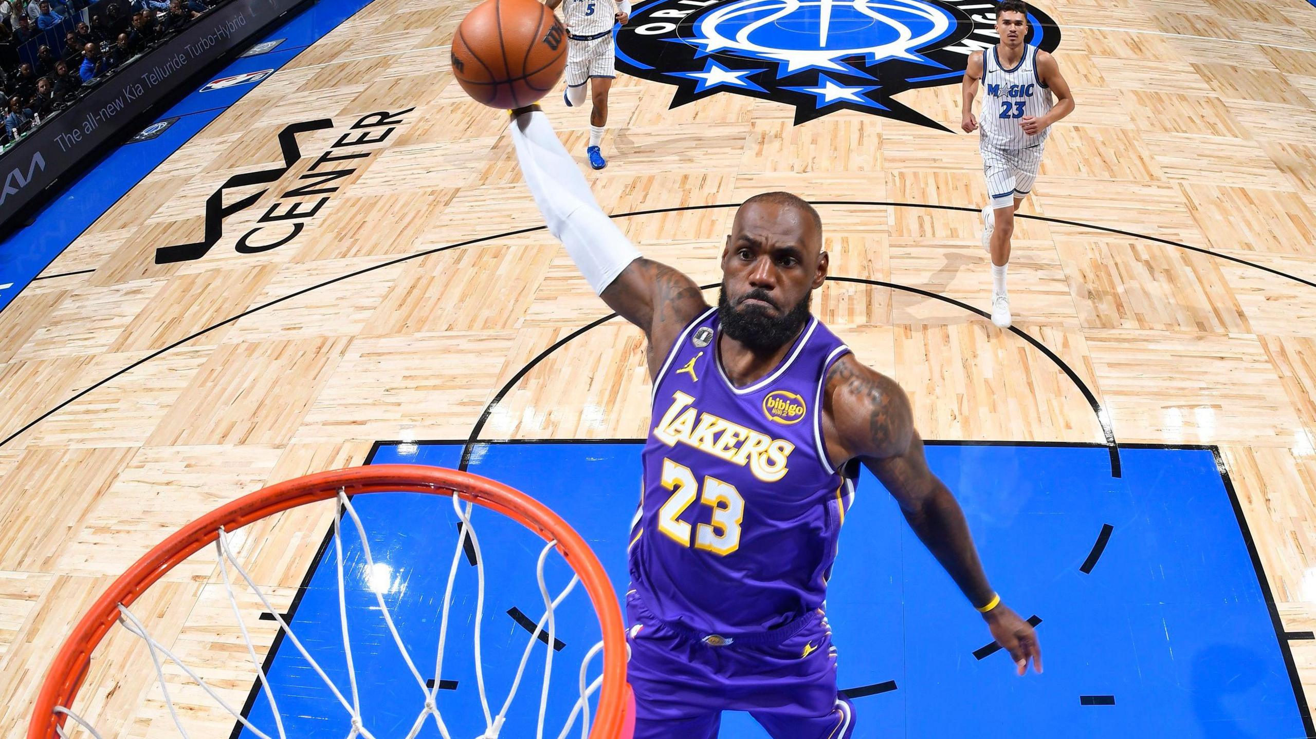 LeBron James se convierte en el jugador con más partidos en la historia de la NBA al disputar su juego número 1,612. Sigue siendo un referente de la liga a sus 41 años.
