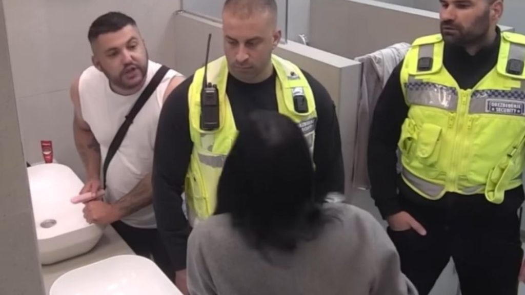 participante atacara físicamente a una compañera frente a las cámaras.
