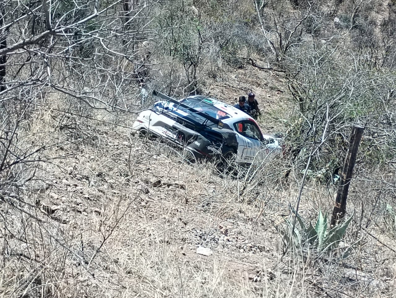 Vehículo de rally se sale de la carretera en Mezquital; no hay lesionados