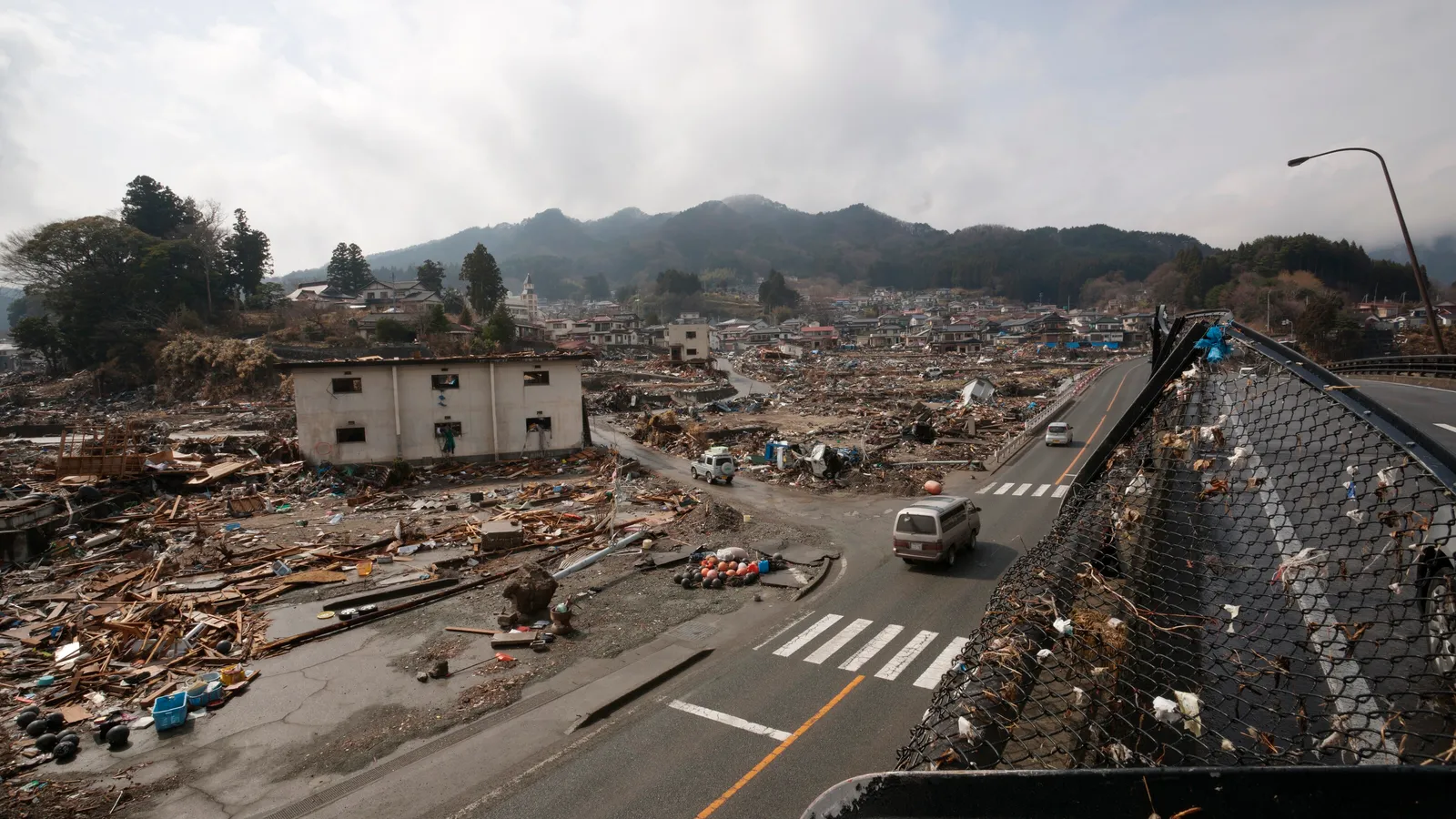 La televisión pública NHK informó que podrían registrarse olas de hasta 3 metros de altura, por lo que miles de personas comenzaron a movilizarse hacia áreas más elevadas.