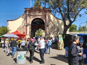 Reubicarán a comerciantes por renovación urbana en el exterior del Panteón de Oriente