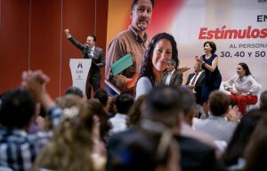 Esteban reconoce a maestros de La Laguna por dedicar hasta 50 años a formar generaciones