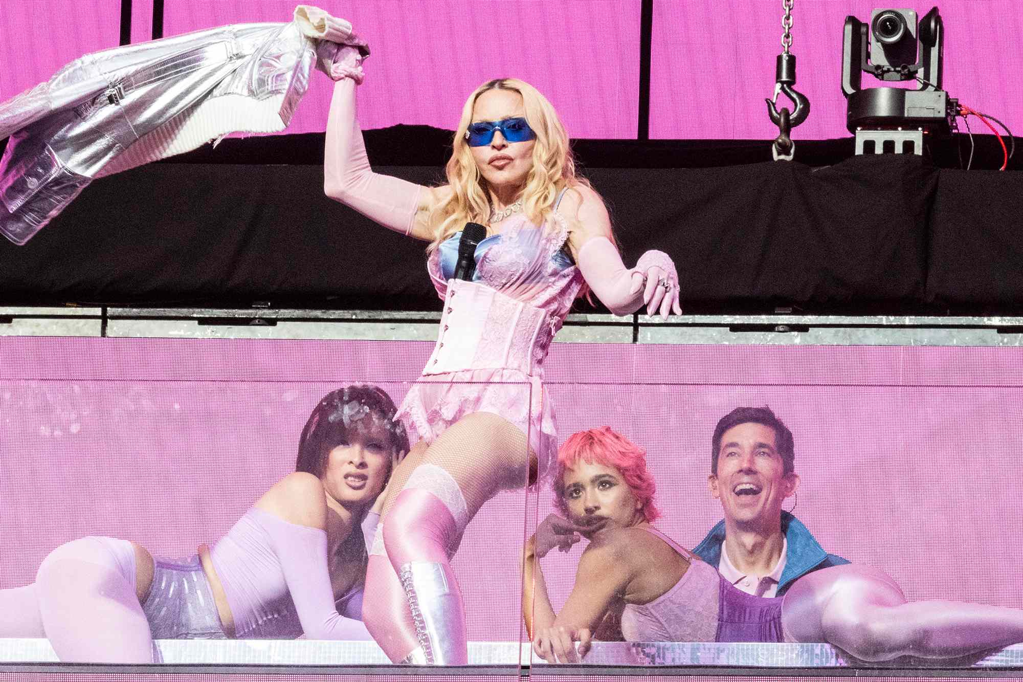 La aparición sorpresa en Times Square se suma a una tendencia cada vez más popular entre grandes artistas internacionales que buscan conectar directamente con sus seguidores.