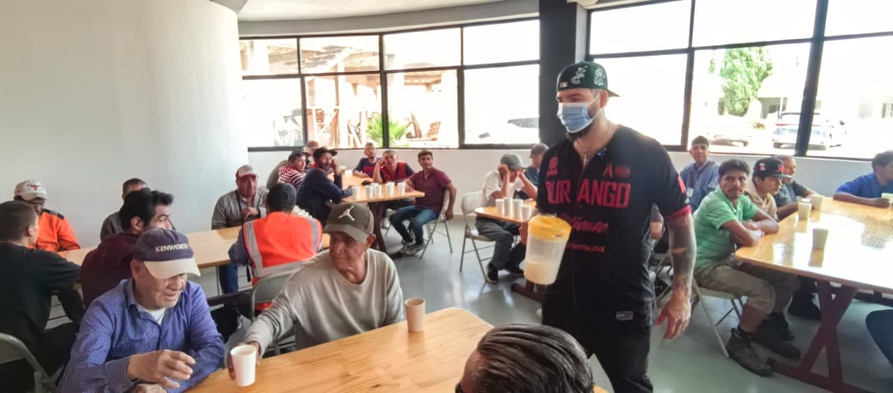 Caliente de Durango realizó una jornada solidaria en el Banco de Alimentos, donde jugadores convivieron con personas vulnerables y entregaron despensas.